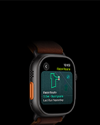 Apple Watch Ultra 4 med urkasse i sort titanium, funktionen Træningsrute med et kort over en løbetur, Handlingsknap i venstre side, Alpine Loop-rem i farven bordeaux