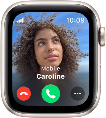 Apple Watch SE som visar ett inkommande telefonsamtal med namn och bild på personen som ringer.