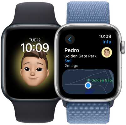 Två Apple Watch SE-modeller. En visar en användares memoji-urtavla. Den andra visar en skärm från appen Kartor med samma användares plats.