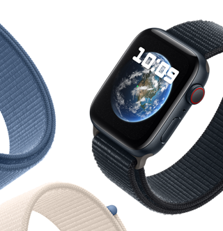 Apple Watch SE ja Sport Loop ‑ranneke, kuvassa avaruustaustakuva, jossa näkyy Maa.