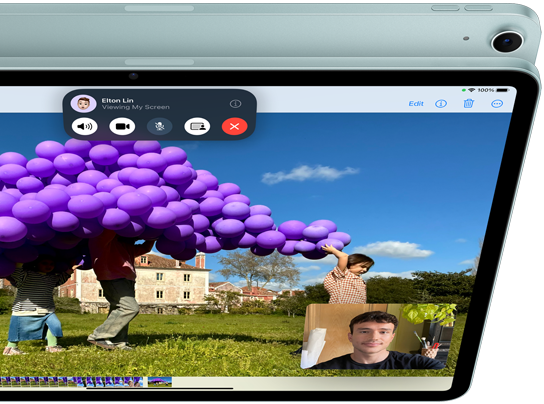 iPad Air med skärmkamera med 12 MP och ultravidvinkel som visar SharePlay-funktionen i FaceTime