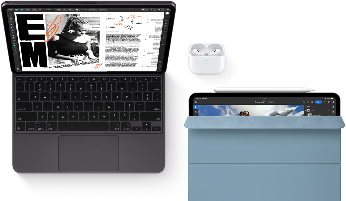iPad Pro med Magic Keyboard og AirPods Pro. En annen iPad med Apple Pencil og Smart Folio